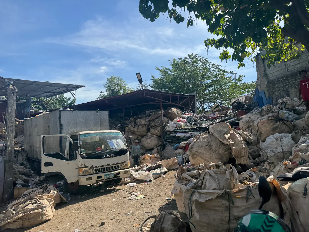 Die Luft scheint auf der Mülldeponie stehen geblieben zu sein – hinter Bergen von Abfall leben hier über 800 Menschen. Müllberge auf einer philippinischen Mülldeponie.